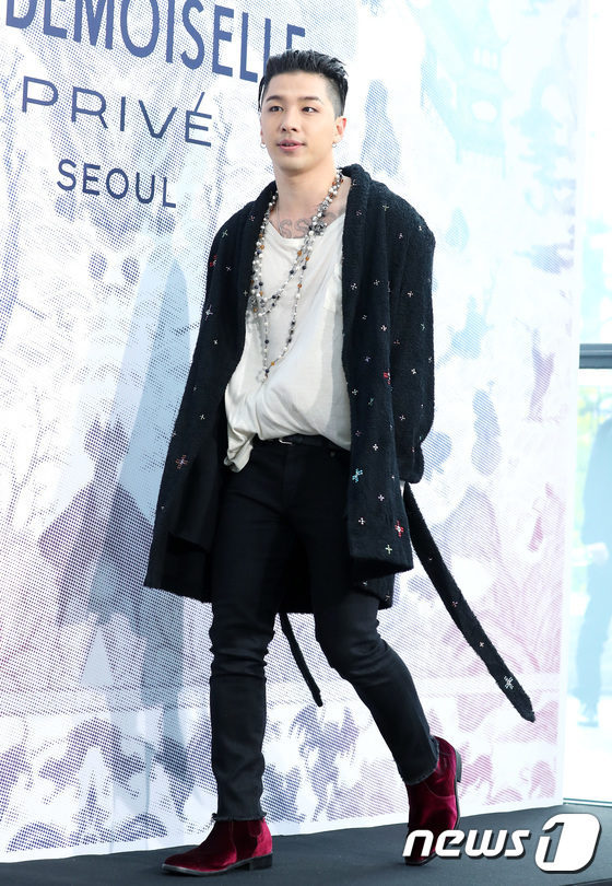 Dàn sao hạng A biến sự kiện thành thảm đỏ: Dàn nghệ sĩ YG và SM đụng độ, Park Shin Hye lộ đùi voi - Ảnh 10. Dàn sao hạng A biến sự kiện thành thảm đỏ: Dàn nghệ sĩ YG và SM đụng độ, Park Shin Hye lộ đùi voi - Ảnh 10.