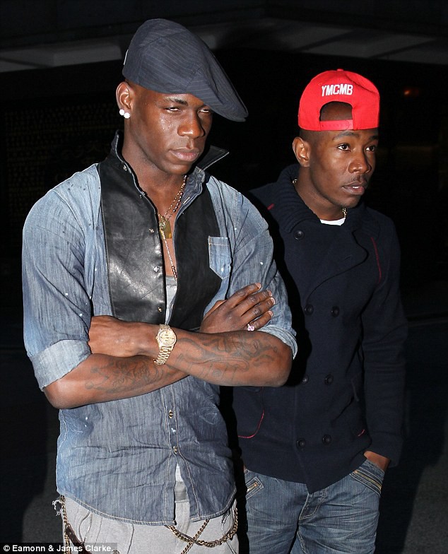 C&acirc;u chuyện Balotelli muốn kể đằng sau th&ocirc;ng điệp Why always me? - Ảnh 4.