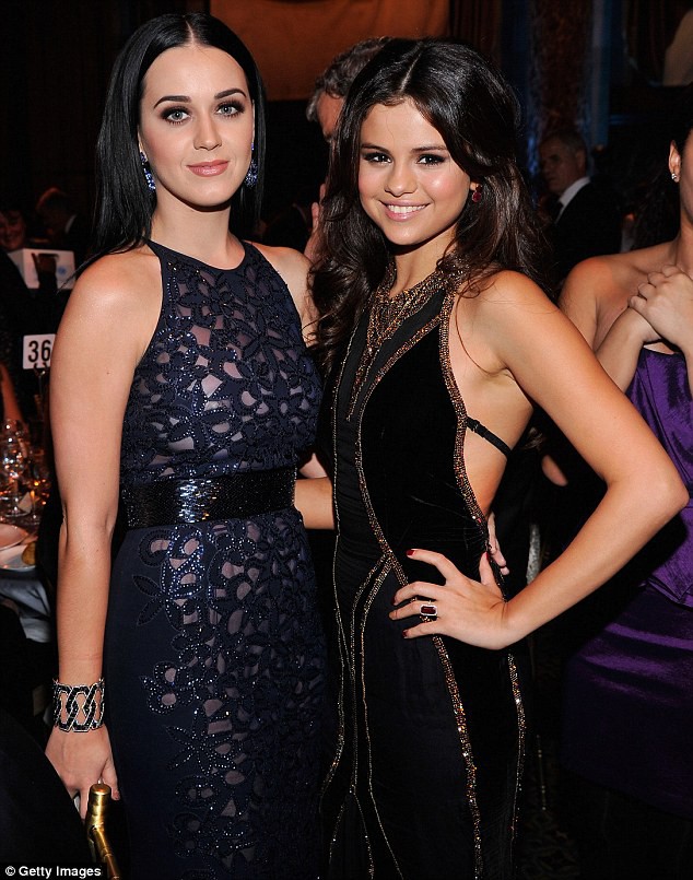 Thật bất ngờ, The Weeknd được bắt gặp hẹn hò Katy Perry - một cô bạn thân của Selena Gomez - Ảnh 4.