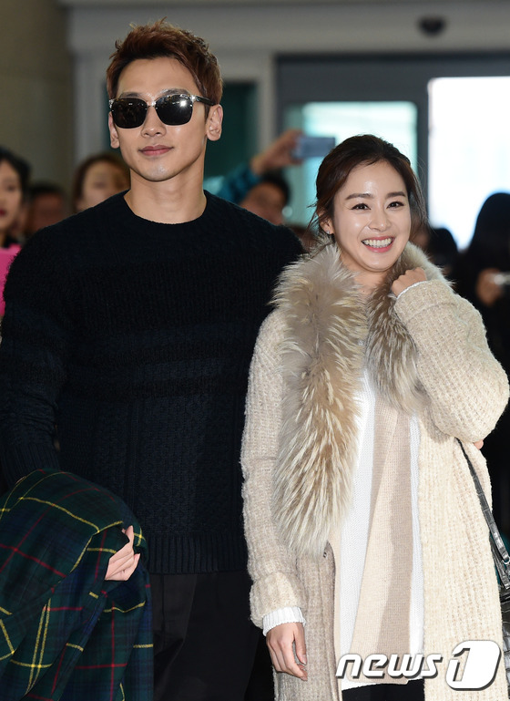 Clip: Kim Tae Hee và Bi Rain nắm chặt tay, cười rạng rỡ xuất hiện lần đầu sau đám cưới - Ảnh 8.