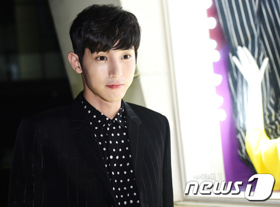 Mỹ nh&acirc;n mặt đơ lộ nhiều vết tấy đỏ, Park Hyung Sik của Do Bong Soon điển trai b&ecirc;n d&agrave;n mỹ nam - Ảnh 8.