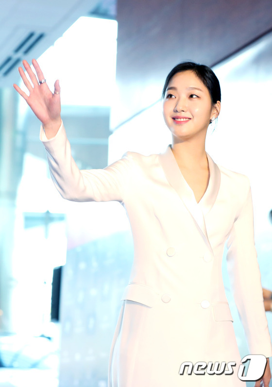 Thảm đỏ Baeksang Arts Awards: Kim Yoo Jung thoát tục, Park Shin Hye mặc cái gì thế này? - Ảnh 18.
