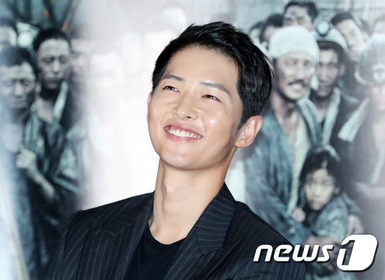 Phỏng vấn Song Joong Ki: Lần đầu tiết lộ về kế hoạch kết hôn và cách Song Hye Kyo ủng hộ chồng sắp cưới - Ảnh 2.