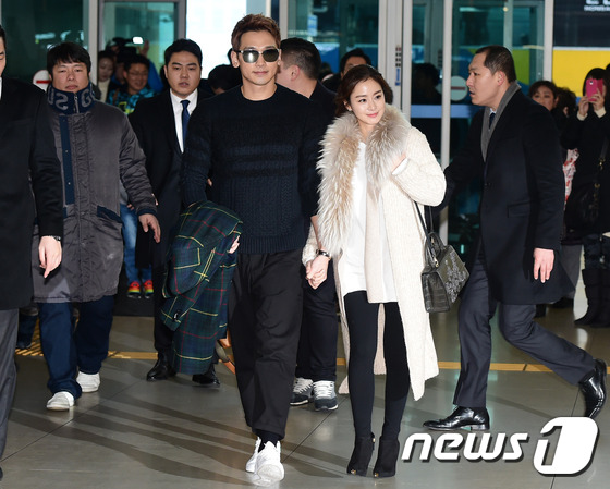 Clip: Kim Tae Hee và Bi Rain nắm chặt tay, cười rạng rỡ xuất hiện lần đầu sau đám cưới - Ảnh 2.