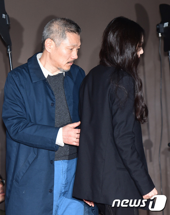Sau khi bỏ vợ, đạo diễn già đeo nhẫn đôi và tỏ tình công khai với Kim Min Hee tại sự kiện - Ảnh 5.