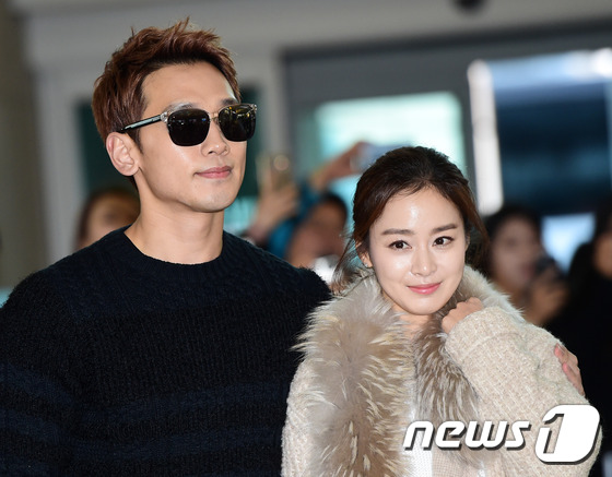 C&ograve;n g&igrave; ngọt ng&agrave;o hơn h&agrave;nh động Bi Rain nhất quyết t&igrave;m bằng được tay Kim Tae Hee để nắm kh&ocirc;ng rời - Ảnh 6.