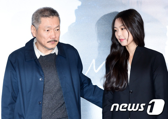 Sau khi bỏ vợ, đạo diễn già đeo nhẫn đôi và tỏ tình công khai với Kim Min Hee tại sự kiện - Ảnh 6.