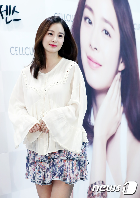 Chỉ 4 ngày sau tin mang thai, Kim Tae Hee đã xuất hiện với nhan sắc nữ thần như thế này - Ảnh 5.