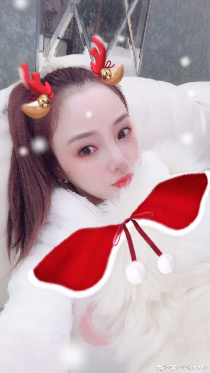 Đêm Noel của sao Trung: Đường Yên đỏ rực, Lưu Diệc Phi chạy sô mải miết - Ảnh 4. Đêm Noel của sao Trung: Đường Yên đỏ rực, Lưu Diệc Phi chạy sô mải miết - Ảnh 4.