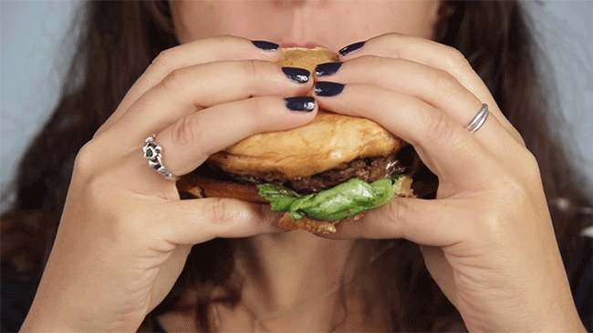 Chỉ thay đổi 1 động tác, bạn sẽ trờ thành người ăn burger sành điệu - Ảnh 1.