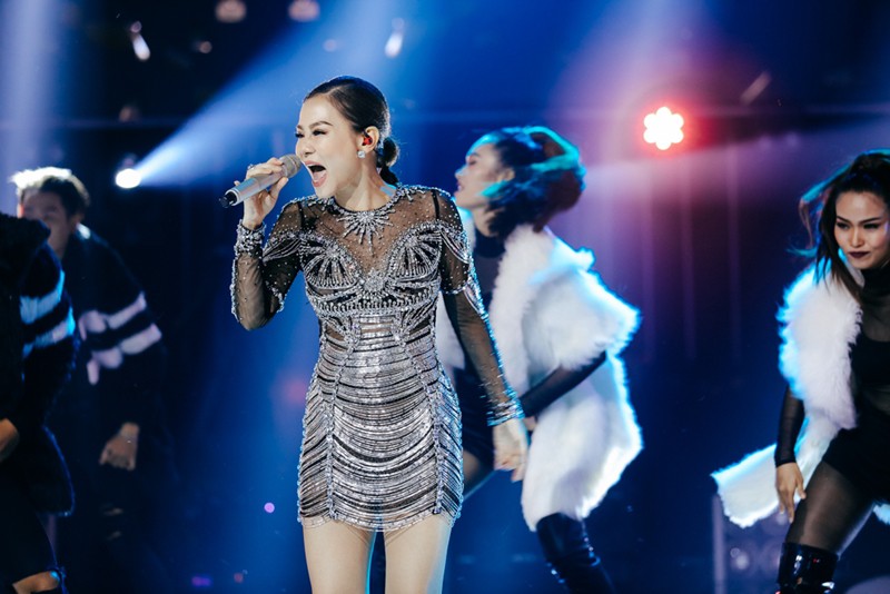 Váy sexy trưởng thành của Quỳnh Anh Shyn hóa ra được diva Thu Minh mặc từ 5 tháng trước - Ảnh 7. Váy sexy trưởng thành của Quỳnh Anh Shyn hóa ra được diva Thu Minh mặc từ 5 tháng trước - Ảnh 7.