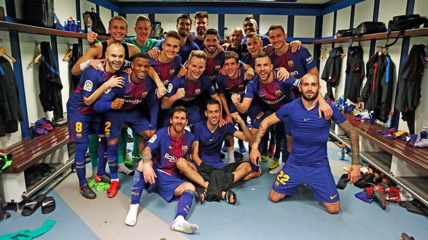 5 phát hiện từ bức ảnh ăn mừng của cầu thủ Barca ở El Clasico - Ảnh 1.