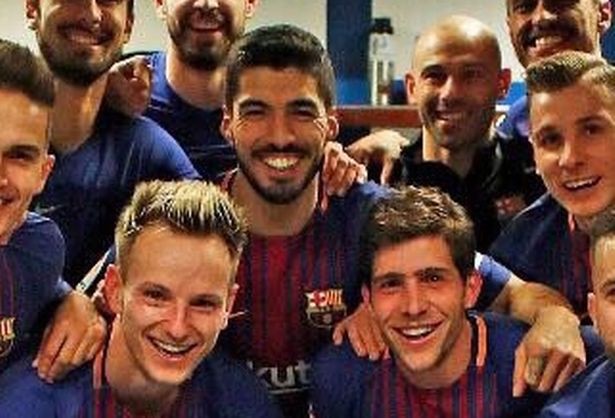 5 phát hiện từ bức ảnh ăn mừng của cầu thủ Barca ở El Clasico - Ảnh 2.