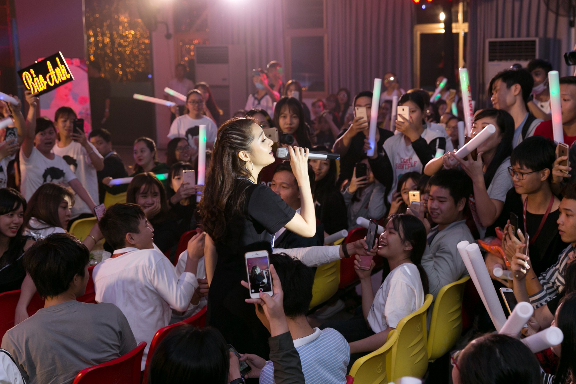 Bảo Anh bật khóc khi người hâm mộ đồng thanh hát trọn vẹn bản hit đầu tiên trong sự nghiệp - Ảnh 6. Bảo Anh bật khóc khi người hâm mộ đồng thanh hát trọn vẹn bản hit đầu tiên trong sự nghiệp - Ảnh 6.