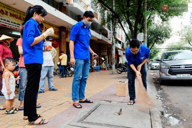 Nhìn những bức tranh trên nắp cống ở Sài Gòn đẹp như thế này, không ai nỡ xả rác nữa! - Ảnh 2.