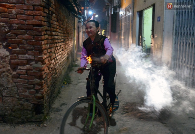 Người dân vội vã rước lửa lấy đỏ về nhà trong năm mới - Ảnh 11.