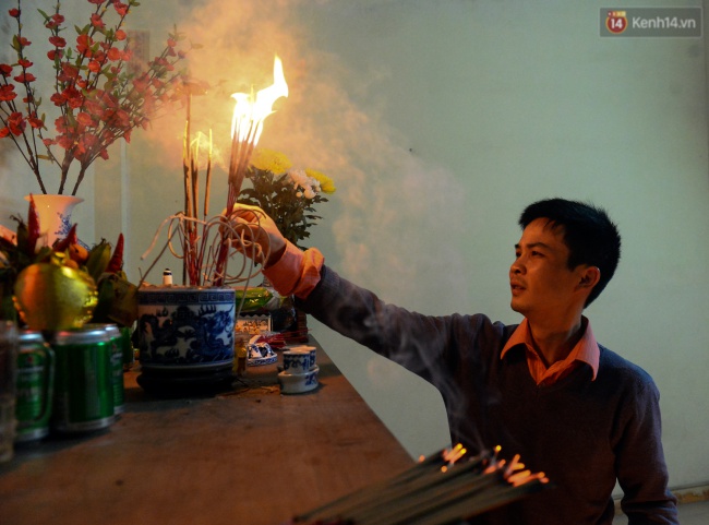 Người dân vội vã rước lửa lấy đỏ về nhà trong năm mới - Ảnh 12.