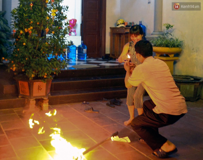 Người dân vội vã rước lửa lấy đỏ về nhà trong năm mới - Ảnh 15.