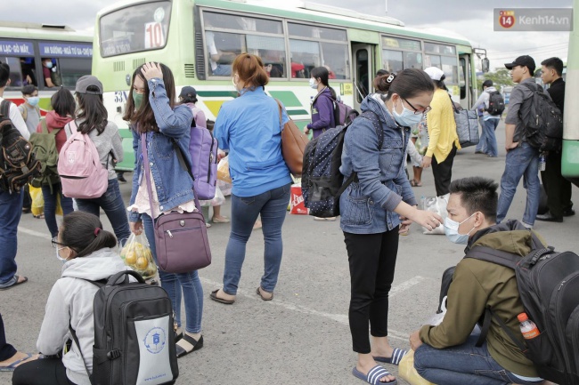 Người dân lỉnh kỉnh đồ đạc đổ về các thành phố lớn sau kỳ nghỉ Tết Dương lịch - Ảnh 13.