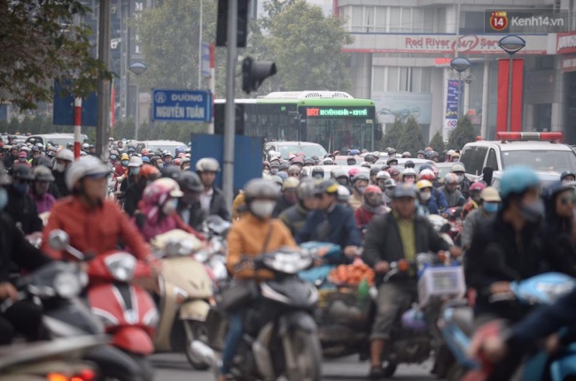 Dòng người đông đúc trong ngày làm việc đầu tiên của năm mới 2017, xe buýt nhanh lại bị tạt đầu, lấn làn - Ảnh 1.