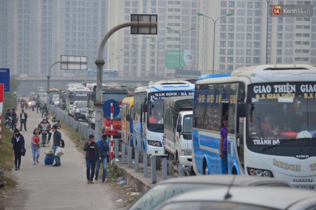 Người dân lỉnh kỉnh đồ đạc đổ về các thành phố lớn sau kỳ nghỉ Tết Dương lịch - Ảnh 3.