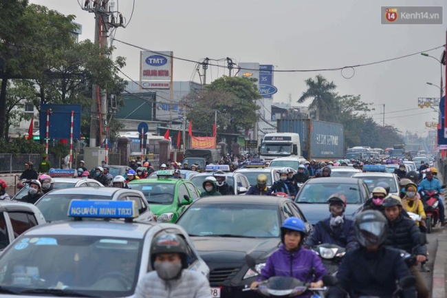 Người dân lỉnh kỉnh đồ đạc đổ về các thành phố lớn sau kỳ nghỉ Tết Dương lịch - Ảnh 2.