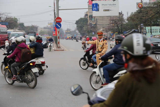 Người dân lỉnh kỉnh đồ đạc đổ về các thành phố lớn sau kỳ nghỉ Tết Dương lịch - Ảnh 7.