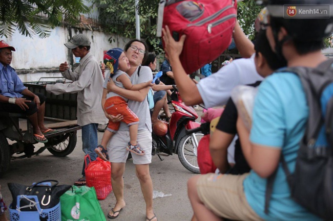 Người dân lỉnh kỉnh đồ đạc đổ về các thành phố lớn sau kỳ nghỉ Tết Dương lịch - Ảnh 12.