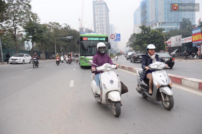 Dòng người đông đúc trong ngày làm việc đầu tiên của năm mới 2017, xe buýt nhanh lại bị tạt đầu, lấn làn - Ảnh 9.