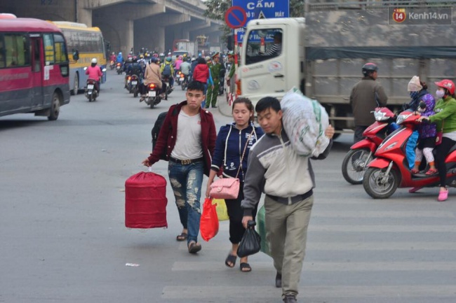 Người dân lỉnh kỉnh đồ đạc đổ về các thành phố lớn sau kỳ nghỉ Tết Dương lịch - Ảnh 4.