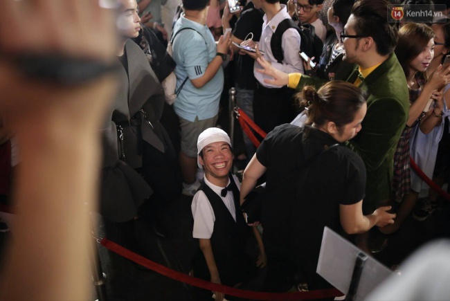 Họa sĩ khuyết tật Lê Minh Châu trong đêm Gala WeChoice: Mình như đang bước trên thảm đỏ Oscar vậy - Ảnh 1.