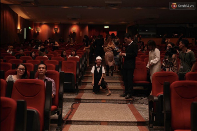 Họa sĩ khuyết tật Lê Minh Châu trong đêm Gala WeChoice: Mình như đang bước trên thảm đỏ Oscar vậy - Ảnh 3.