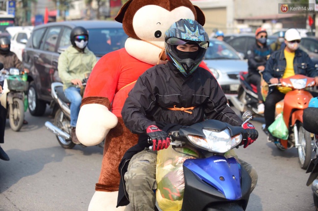 Ngày cuối năm trên đường phố Hà Nội: Nam thanh niên chở gấu về quê ăn Tết - Ảnh 1.