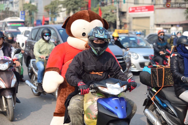 Ngày cuối năm trên đường phố Hà Nội: Nam thanh niên chở gấu về quê ăn Tết - Ảnh 2.
