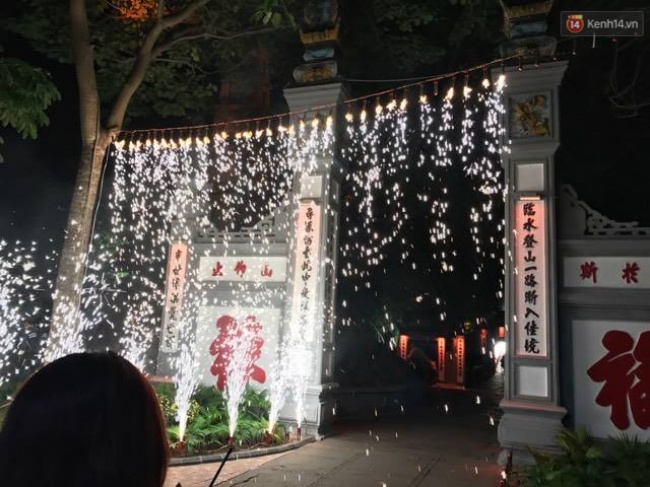 Clip: Màn pháo hoa đón giao thừa trên màn hình Led tại khu vực nhà hát lớn Hà Nội - Ảnh 3.