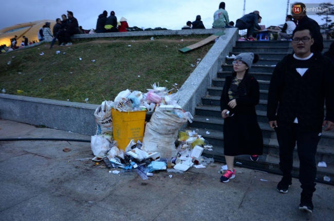 Giám đốc Sở VH, TT &DL Lâm Đồng: Bạn xả rác càng nhiều, công nhân vệ sinh làm việc càng cực. Họ rất tội! - Ảnh 1.