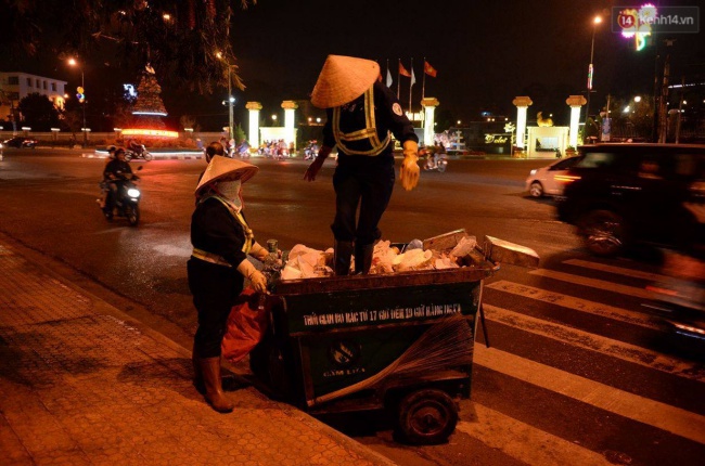 Giám đốc Sở VH, TT &DL Lâm Đồng: Bạn xả rác càng nhiều, công nhân vệ sinh làm việc càng cực. Họ rất tội! - Ảnh 3.