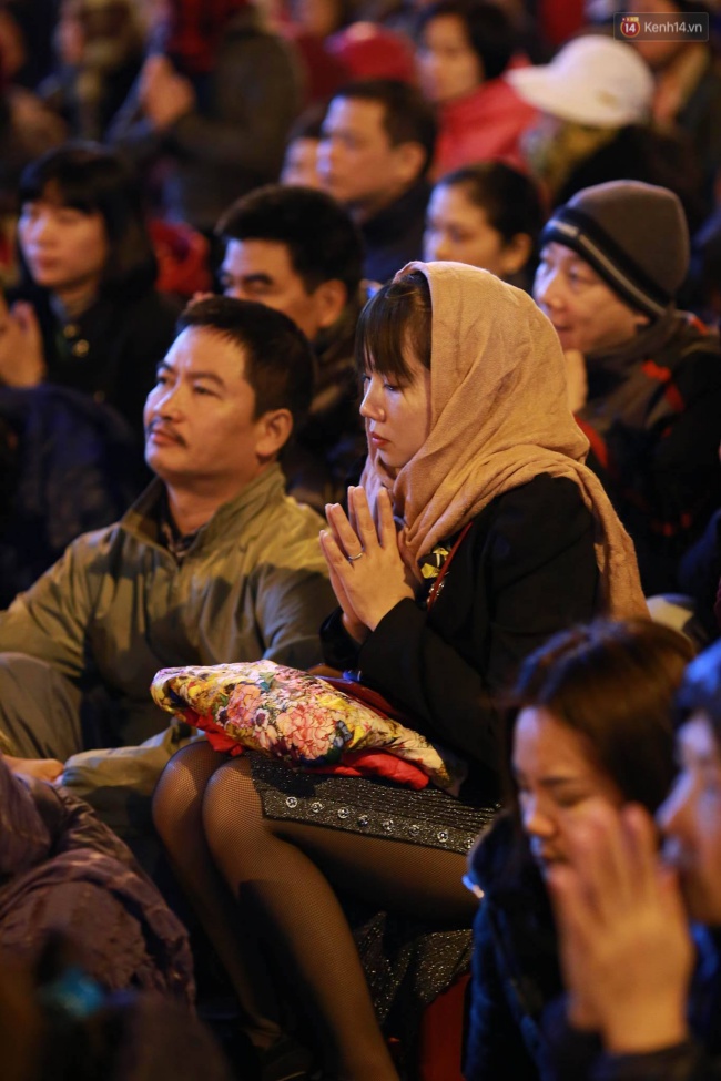 Hà Nội: Hàng nghìn người đang ngồi tràn ra đường dự lễ cầu an lớn nhất năm ở chùa Phúc Khánh - Ảnh 41.