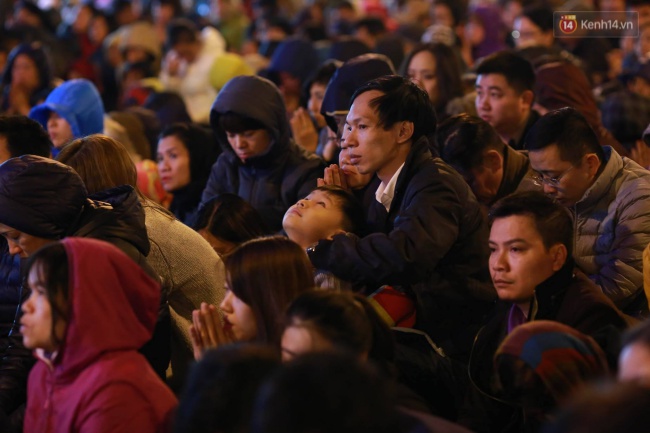 Hà Nội: Hàng nghìn người đang ngồi tràn ra đường dự lễ cầu an lớn nhất năm ở chùa Phúc Khánh - Ảnh 42.