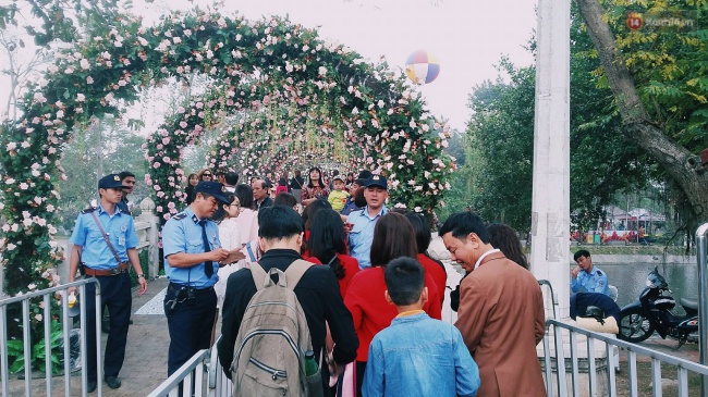 Bất chấp mưa phùn, ngày thứ 3 lễ hội hoa hồng Bulgaria ở Hà Nội vẫn đông nghịt người - Ảnh 12.