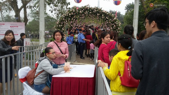 Bất chấp mưa phùn, ngày thứ 3 lễ hội hoa hồng Bulgaria ở Hà Nội vẫn đông nghịt người - Ảnh 9.