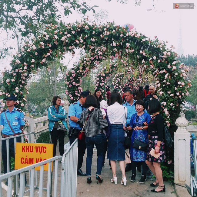 Bất chấp mưa phùn, ngày thứ 3 lễ hội hoa hồng Bulgaria ở Hà Nội vẫn đông nghịt người - Ảnh 1.