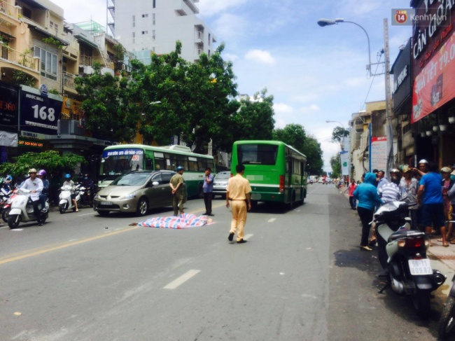 TP. HCM: Ngã xuống đường từ phía sau xe ôm, người phụ nữ bị xe buýt cán tử vong - Ảnh 1.