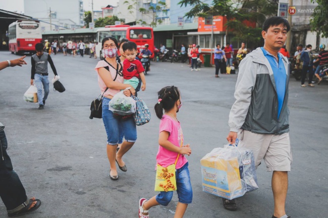 Kết thúc 4 ngày nghỉ lễ, người dân lỉnh kỉnh đồ đạc quay lại Hà Nội và Sài Gòn - Ảnh 24.