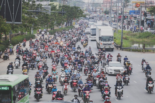 Kết thúc 4 ngày nghỉ lễ, người dân lỉnh kỉnh đồ đạc quay lại Hà Nội và Sài Gòn - Ảnh 23.