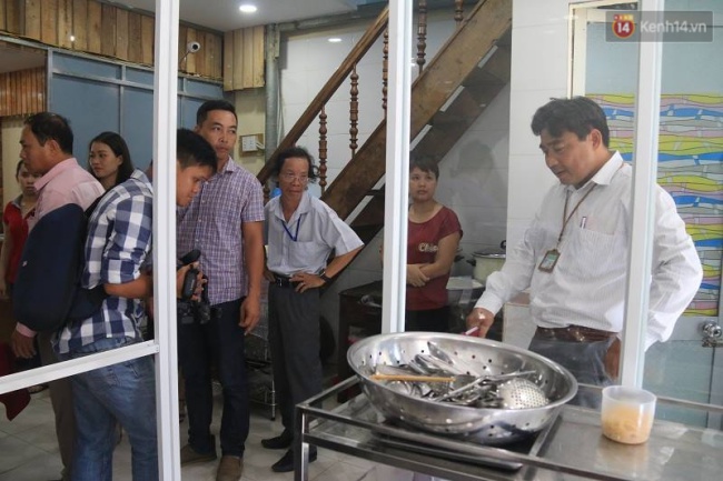 Đình chỉ hoạt động quán cơm gà ở Đà Nẵng để làm rõ vụ 17 người bị ngộ độc - Ảnh 1.