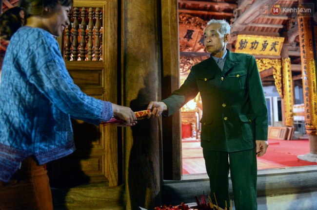 Người dân vội vã rước lửa lấy đỏ về nhà trong năm mới - Ảnh 3.