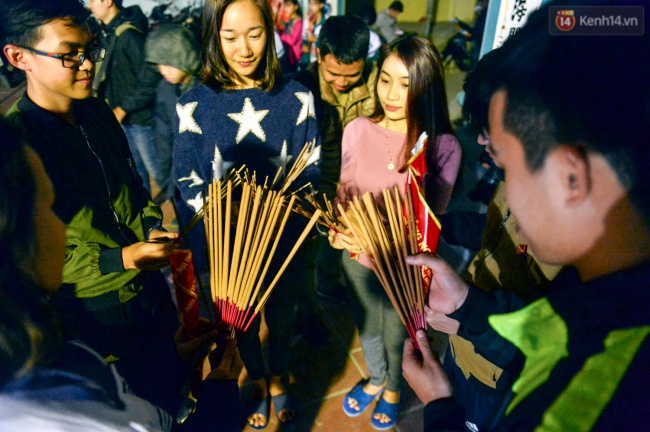 Người dân vội vã rước lửa lấy đỏ về nhà trong năm mới - Ảnh 5.
