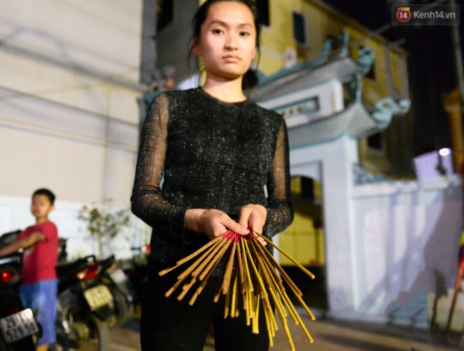 Người dân vội vã rước lửa lấy đỏ về nhà trong năm mới - Ảnh 6.