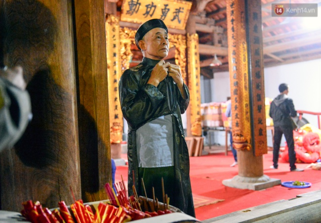 Người dân vội vã rước lửa lấy đỏ về nhà trong năm mới - Ảnh 7.